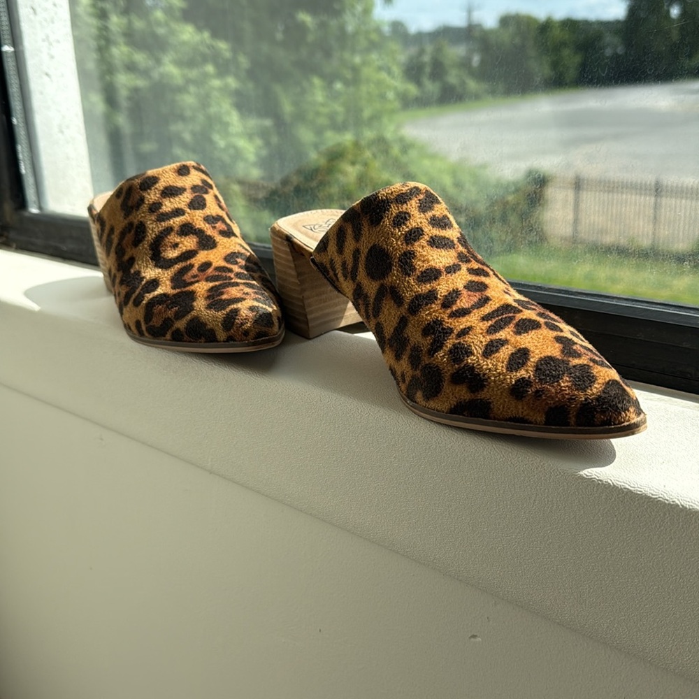 Suede leopard print mules. Size 8 - Picture 2 of 8